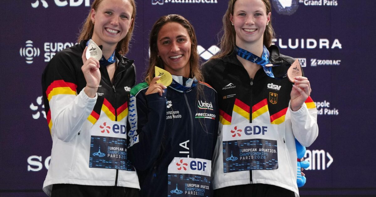 Freude mit Edelmetall: Isabel Gose (l) und Maya Werner (r) bei der Siegerehrung.