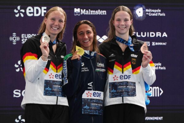 Freude mit Edelmetall: Isabel Gose (l) und Maya Werner (r) bei der Siegerehrung.
