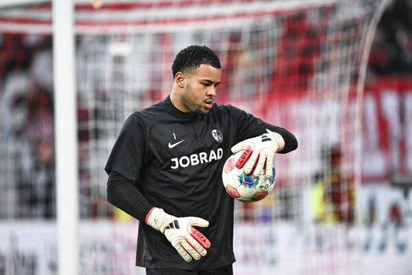 Eintracht Frankfurt soll über eine Verpflichtung von Noah Atubolu nachdenken. (Archivbild)