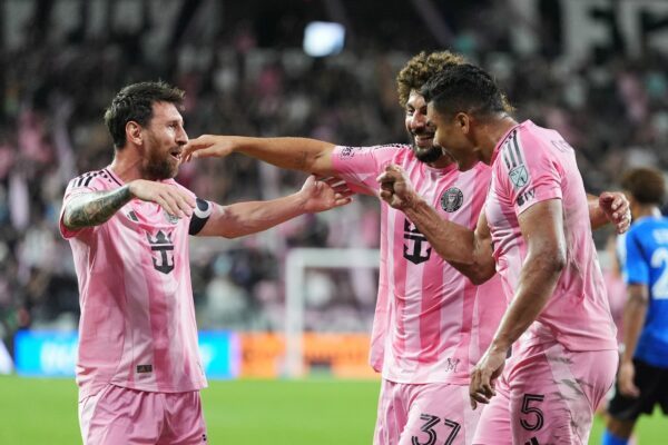 Lionel Messi (l) erzielte gleich vier Tore für Miami.