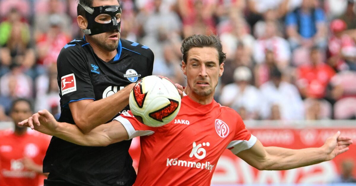 Paderborns Pieringer und Kohr von Mainz 05 lieferten sich ein umkämpftes Duell.