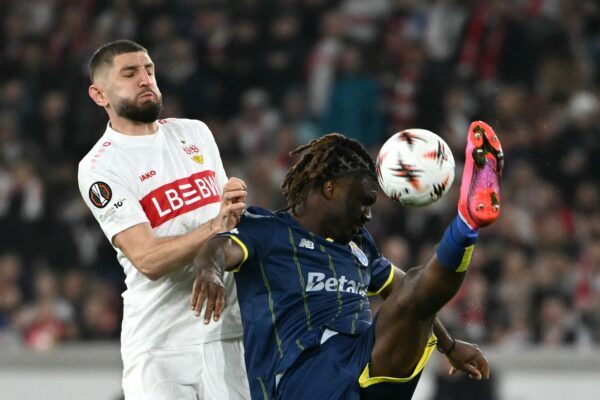 Neuer HSV-Stürmer: Der Nigerianer Terem Moffi - hier noch im Trikot des FC Porto (r) im Europa-League-Spiel gegen den VfB Stuttgart. (Archivbild)
