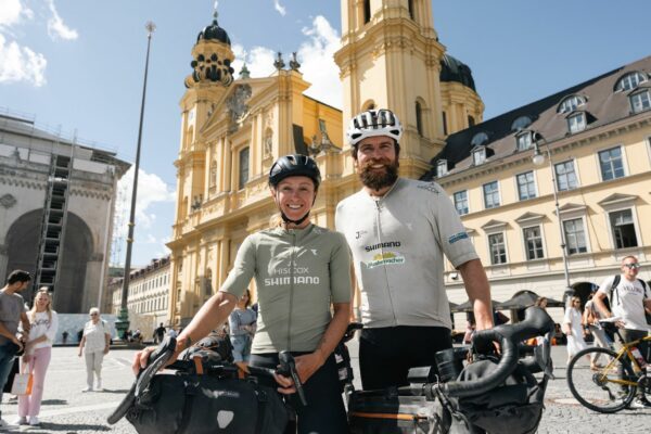 Die Extremsportler Jonas Deichmann und Josefine Rutkowski sind mit ihren Rädern 24.000 Kilometer durch Europa gefahren.
