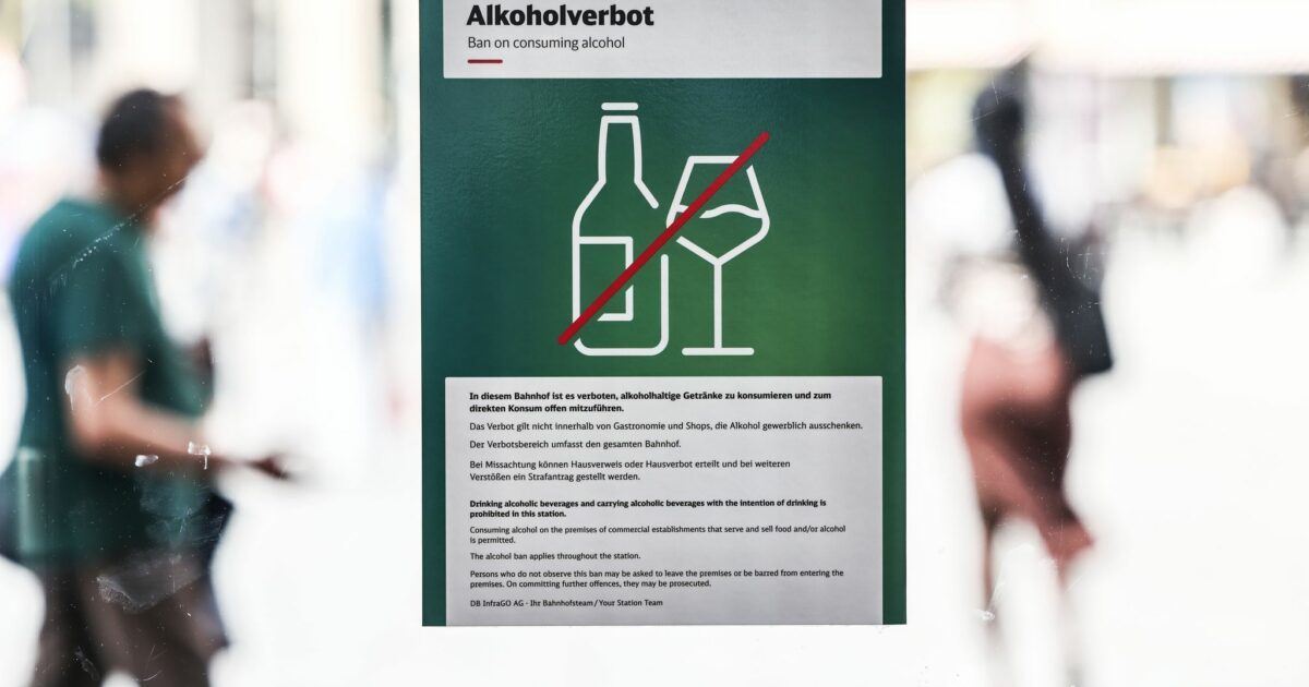 Die Deutsche Bahn führt bis Mitte Oktober ein flächendeckendes Alkoholkonsumverbot an allen rund 5.400 Bahnhöfen in Deutschland ein. (Archivbild)
