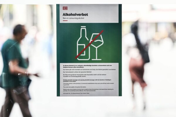 Die Deutsche Bahn führt bis Mitte Oktober ein flächendeckendes Alkoholkonsumverbot an allen rund 5.400 Bahnhöfen in Deutschland ein. (Archivbild)