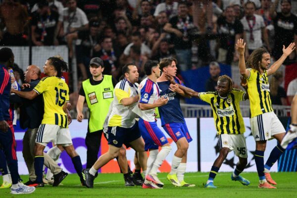 Nach dem Schlusspfiff der Partie Olympique Lyon gegen Fenerbahçe Istanbul kam es zu Rangeleien.