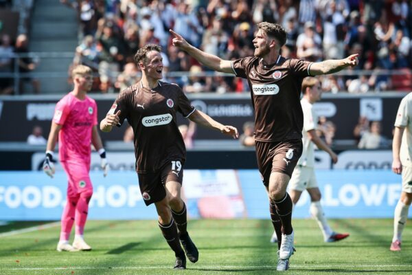 Brachte seine neue Mannschaft in Führung: St.-Pauli-Verteidiger Marcus Mathisen (r).