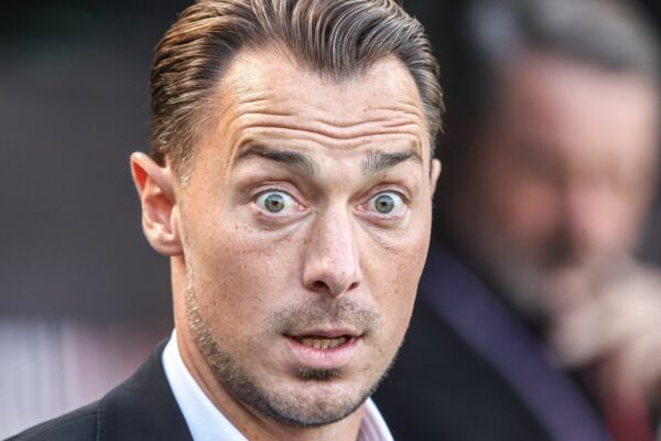 Newcastles deutscher Coach Matthias Jaissle war mit dem späten Elfmeterpfiff für Liverpool überhaupt nicht einverstanden.
