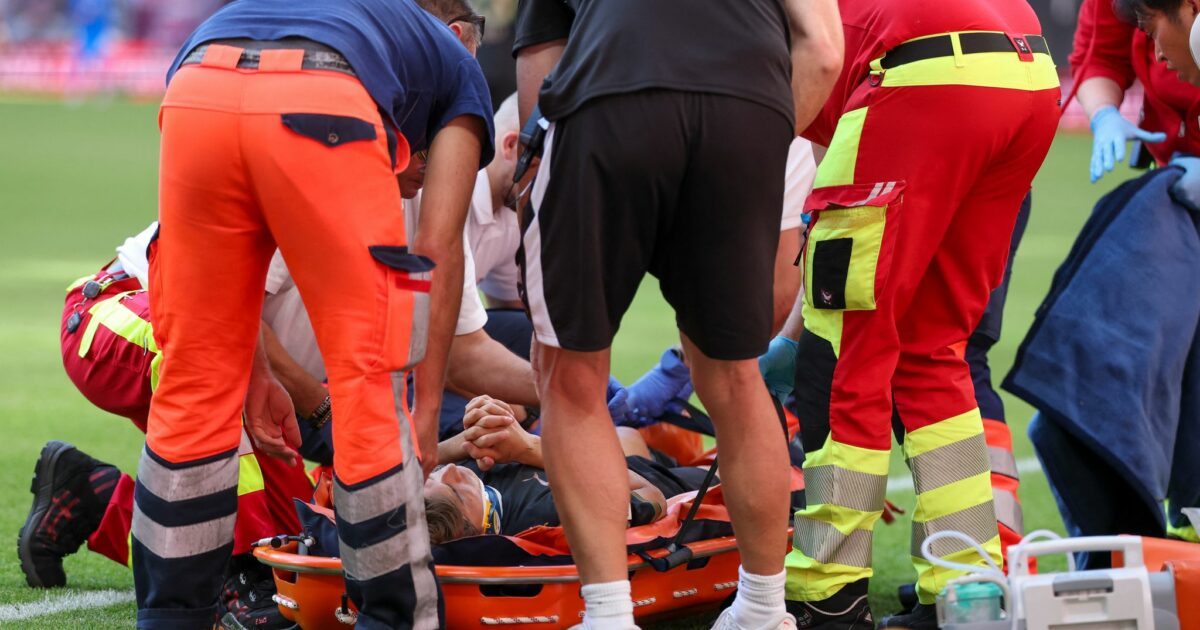 Daiki Hashioka (Bor. Mönchengladbach) musste nach einem Zusammenstoß ins Krankenhaus gebracht werden.