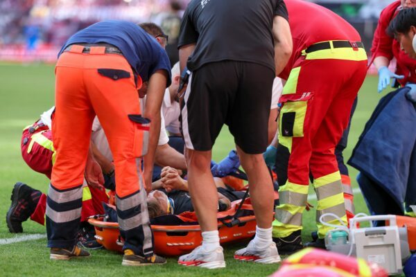 Daiki Hashioka (Bor. Mönchengladbach) musste nach einem Zusammenstoß ins Krankenhaus gebracht werden.