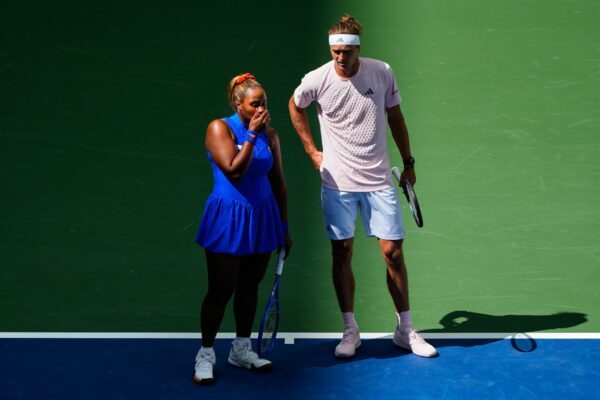 Alexander Zverev (r) ist im Mixed-Wettbewerb der US Open früh ausgeschieden.