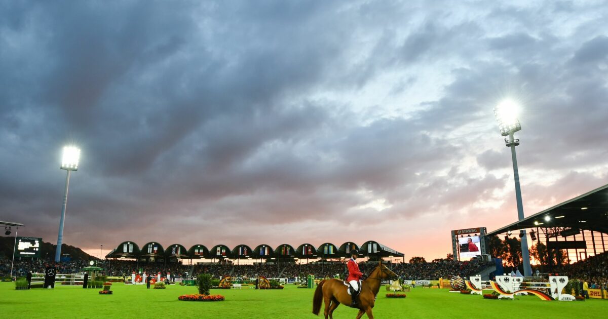 Bei der WM in Aachen wird die Team-Medaille bei den Springreitern unter Flutlicht vergeben. (Archivbild)