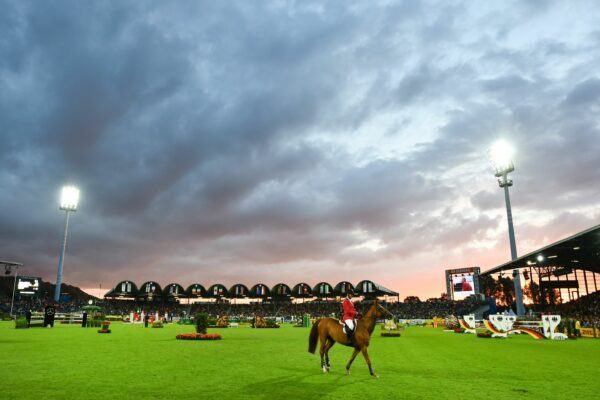 Bei der WM in Aachen wird die Team-Medaille bei den Springreitern unter Flutlicht vergeben. (Archivbild)