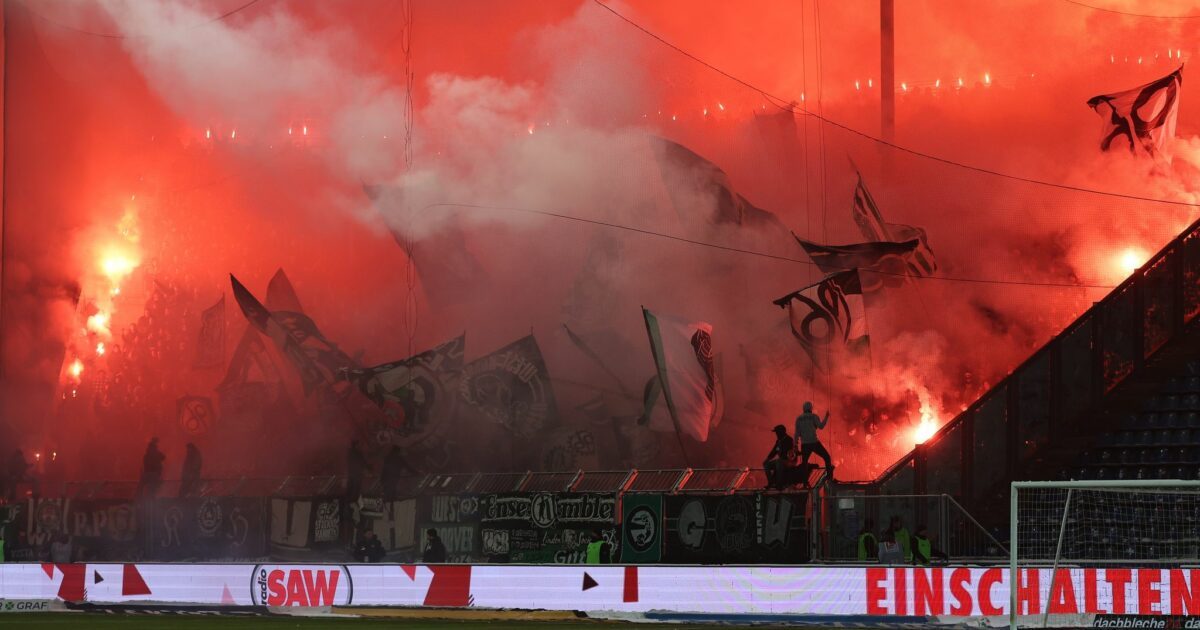 Kommt Hannover teuer zu stehen: Pyrotechnik im Fanblock. (Archivbild)