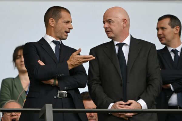 Aleksander Ceferin (l) und Gianni Infantino sind die Big Player im Machtkampf der Fußball-Funktionäre. (Archivbild)