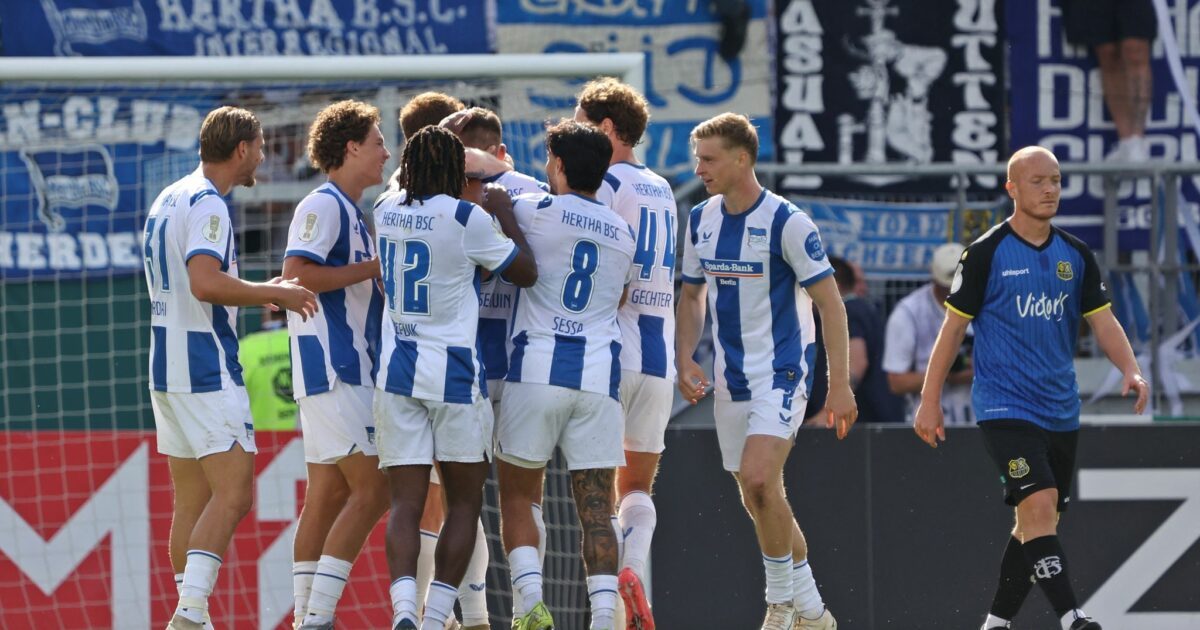 Hertha-Jubel über das 1:0 im Ludwigspark von Saarbrücken.