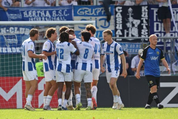 Hertha-Jubel über das 1:0 im Ludwigspark von Saarbrücken.