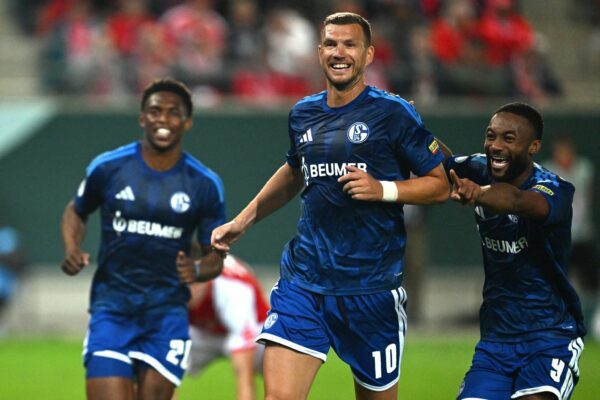 Schalker Torschützen: Junior Adamu (l)