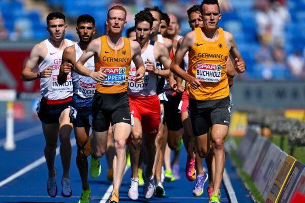 Frederik Ruppert (vorne l) und Niklas Buchholz (vorne r) zogen souverän ins 3.000 Meter Hindernis ein.