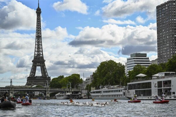 Die Freiwasserrennen finden mitten in Paris statt.