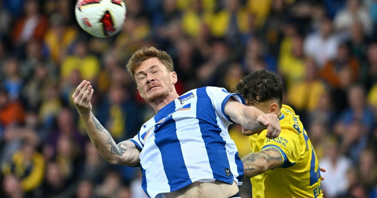 Im Kopfballduell: Sebastian Grönning von Hertha BSC und Kevin Ehlers von Eintracht Braunschweig.