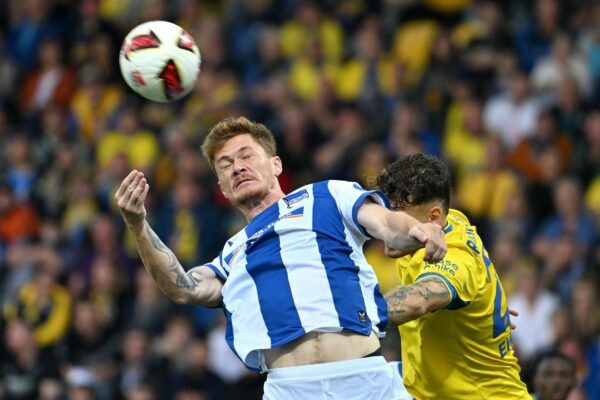 Im Kopfballduell: Sebastian Grönning von Hertha BSC und Kevin Ehlers von Eintracht Braunschweig.