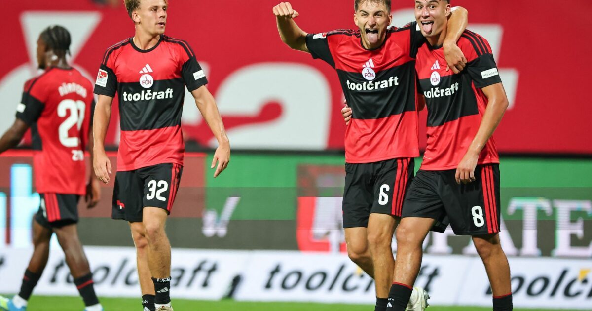 Die Nürnberger hatten bei ihrem Flutlichtspiel beste Laune.