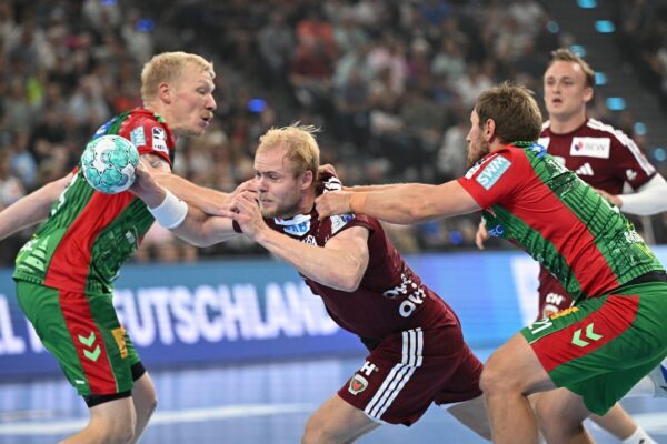 Hier geblieben: Magnus Saugstrup (l) und Albin Lagergren (r) packen energisch zu.