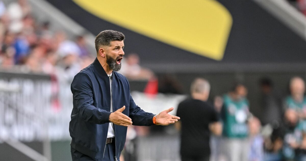 «Wir kennen unsere Rolle als Aufsteiger.» Schalke-Coach Miron Muslic in Aktion am Spielfeldrand.