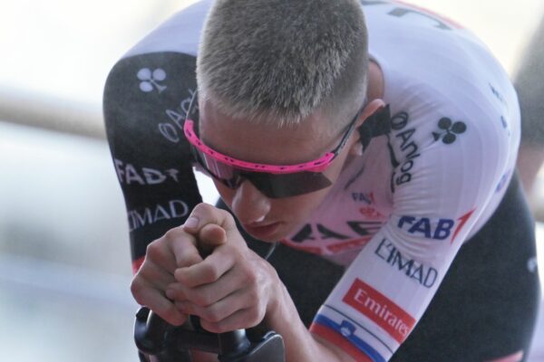 Tadej Pogacar holt einen denkbar knappen Sieg bei der Spanien-Rundfahrt.