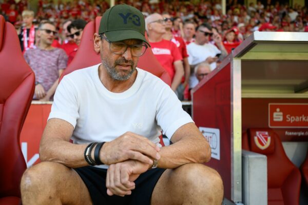 Muss auf den Anpfiff warten: Energie-Coach Claus-Dieter Wollitz.