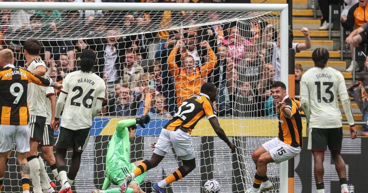 Nobel Mendy (M) von Hull City erzielt das 2:0 gegen Manchester United.