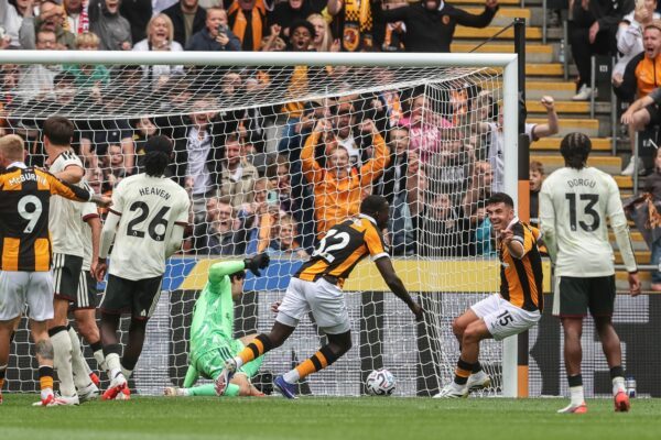 Nobel Mendy (M) von Hull City erzielt das 2:0 gegen Manchester United.