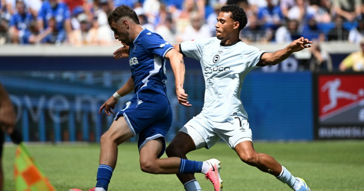 Auch mal die Linie entlang: Karlsruhes Noel Eichinger (l) im Duell mit dem Bielefelder Henri Koudossou.