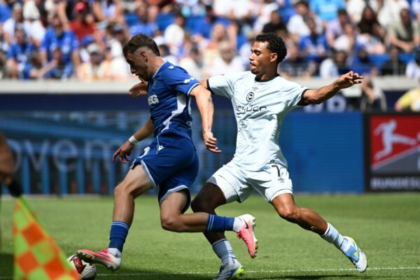 Auch mal die Linie entlang: Karlsruhes Noel Eichinger (l) im Duell mit dem Bielefelder Henri Koudossou.