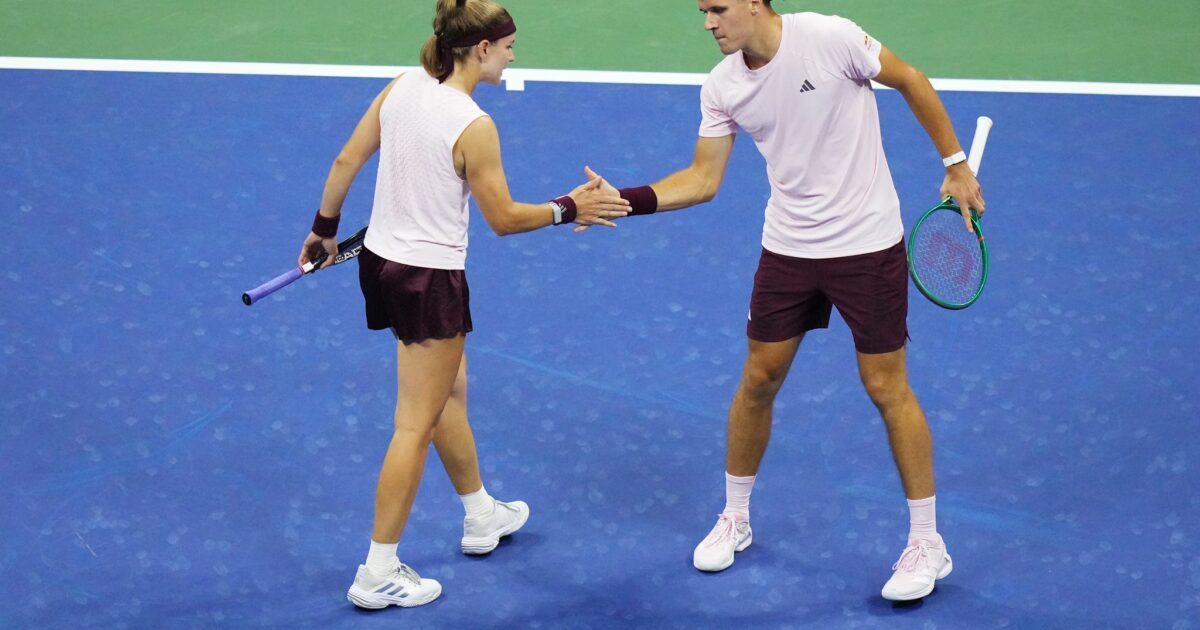 Mensik (rechts) und Muchova dominierten den ersten Satz und holen im Tiebreak den Titel.