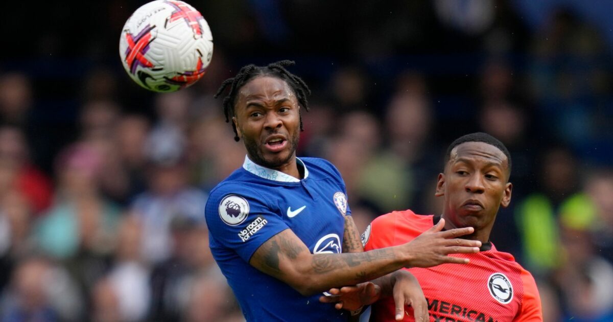 Der englische Ex-Nationalspieler Raheem Sterling (l) ist angeklagt worden. (Archivbild)