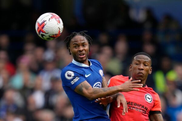Der englische Ex-Nationalspieler Raheem Sterling (l) ist angeklagt worden. (Archivbild)
