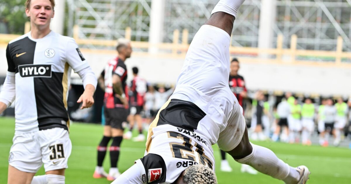 Elversberg steht Kopf: David Mokwa feiert das 3:0 gegen Leverkusen.