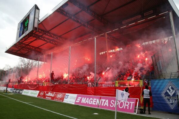 Zwischen dem Waldhof und Kaiserslautern geht es auch auf den Rängen hoch her.