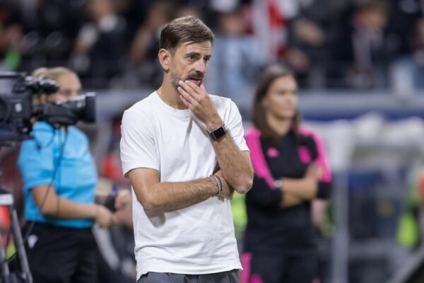 Eintracht-Trainer Niko Arnautis hat sich im Heimspiel gegen Paris mehr erhofft. (Archivbild)