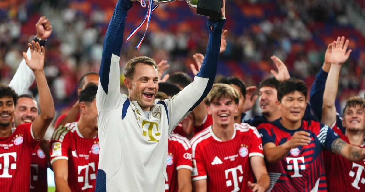 Kapitän Neuer reckt den Pokal in die Höhe.