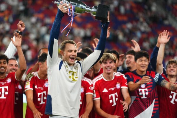 Kapitän Neuer reckt den Pokal in die Höhe.