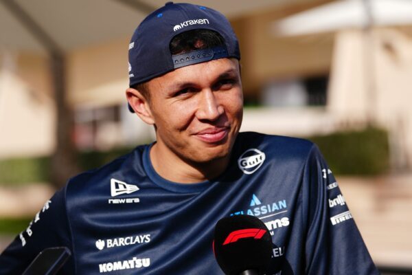 Alex Albon hat seinen Vertrag bei Williams verlängert. (Archivbild)