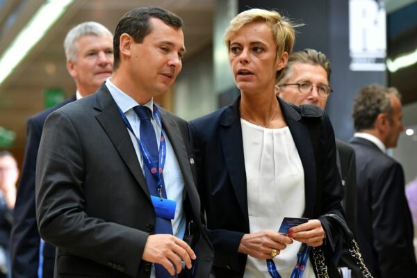 Betriebsdirektor Kevin Lamour (l) hat die FIFA verlassen. (Archivbild)