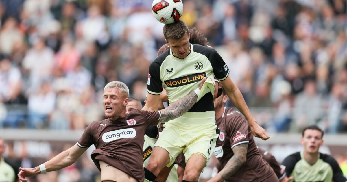 St. Paulis Louis Oppie (l) im Kopfballduell mit Kaiserslauterns Fabian Kunze.