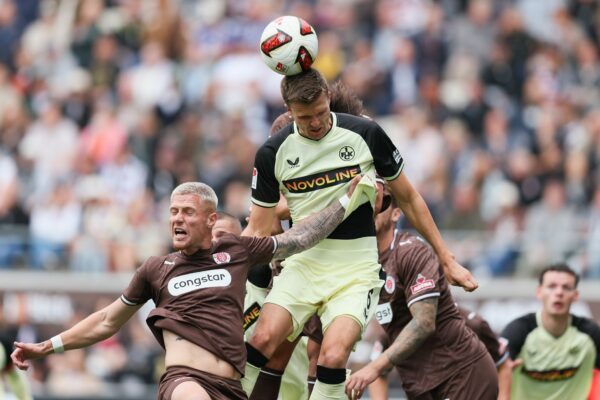 St. Paulis Louis Oppie (l) im Kopfballduell mit Kaiserslauterns Fabian Kunze.
