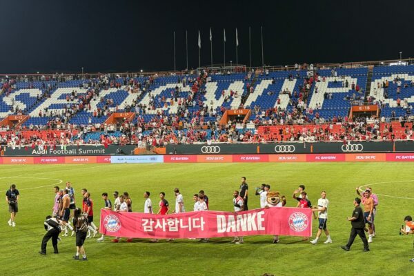 Der FC Bayern verabschiedet sich mit einem Testspielsieg aus Südkorea.