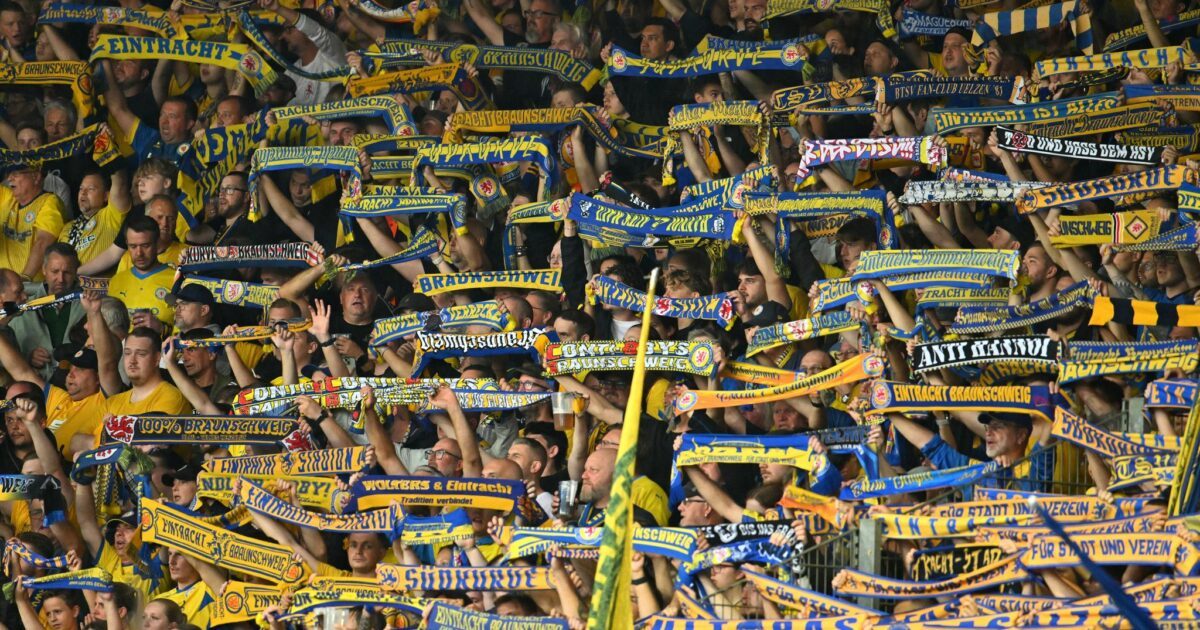 Fans von Eintracht Braunschweig beim Spiel gegen Hertha BSC.