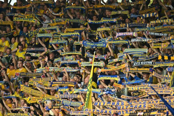Fans von Eintracht Braunschweig beim Spiel gegen Hertha BSC.